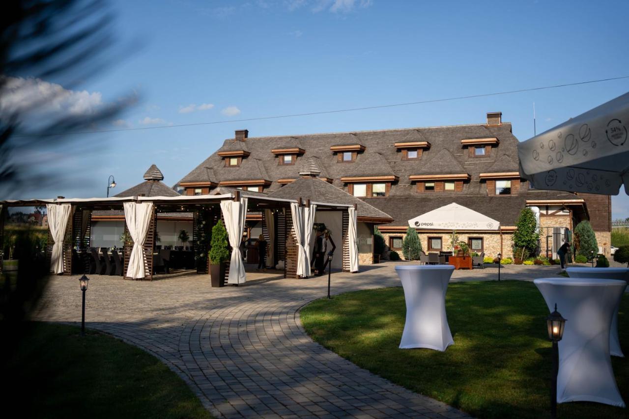 Hotel & Spa **** Kasztel 乌涅尤夫 外观 照片