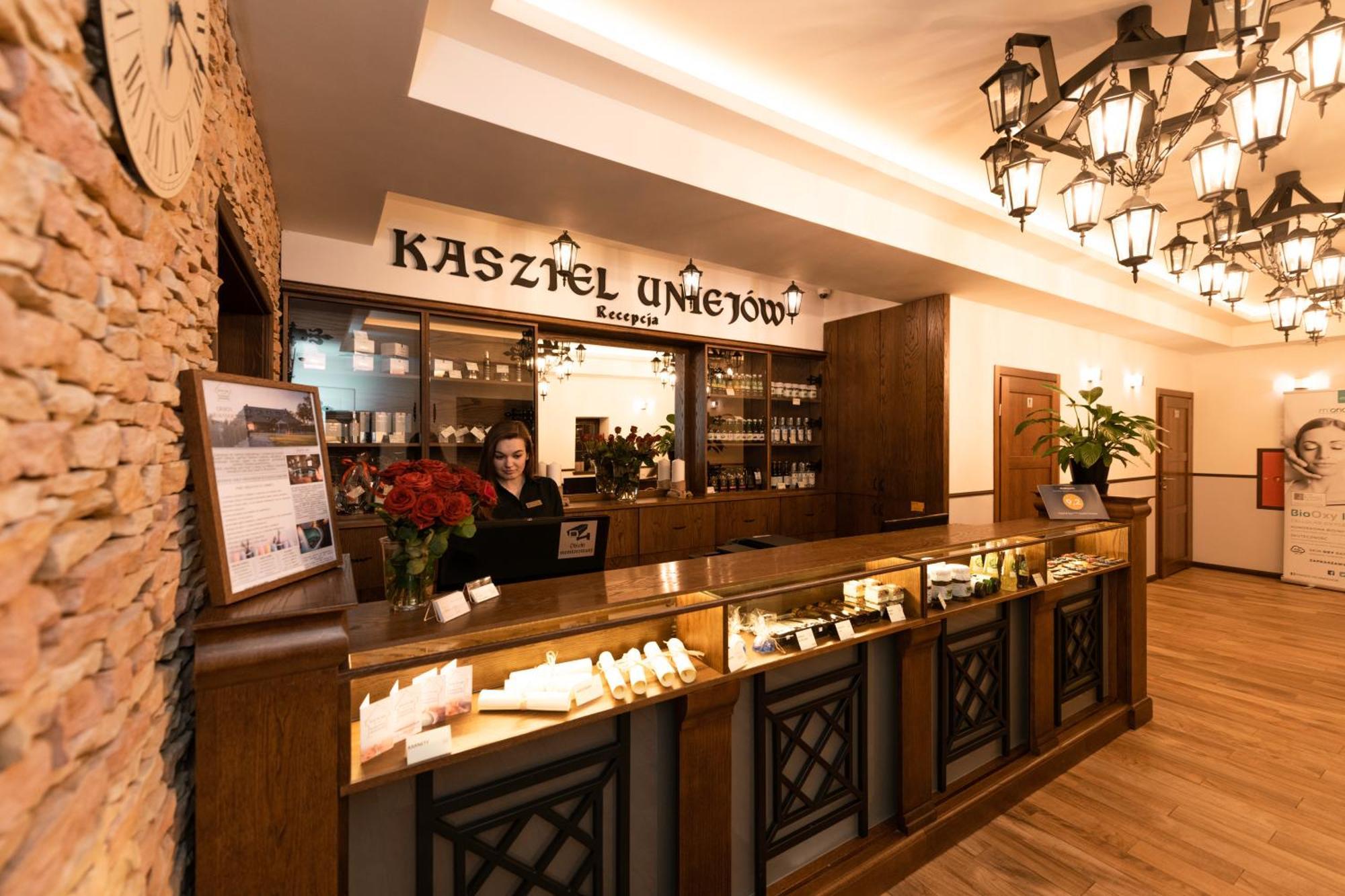 Hotel & Spa **** Kasztel 乌涅尤夫 外观 照片