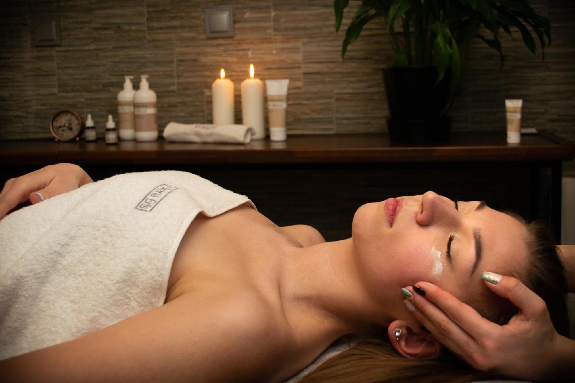 Hotel & Spa **** Kasztel 乌涅尤夫 外观 照片