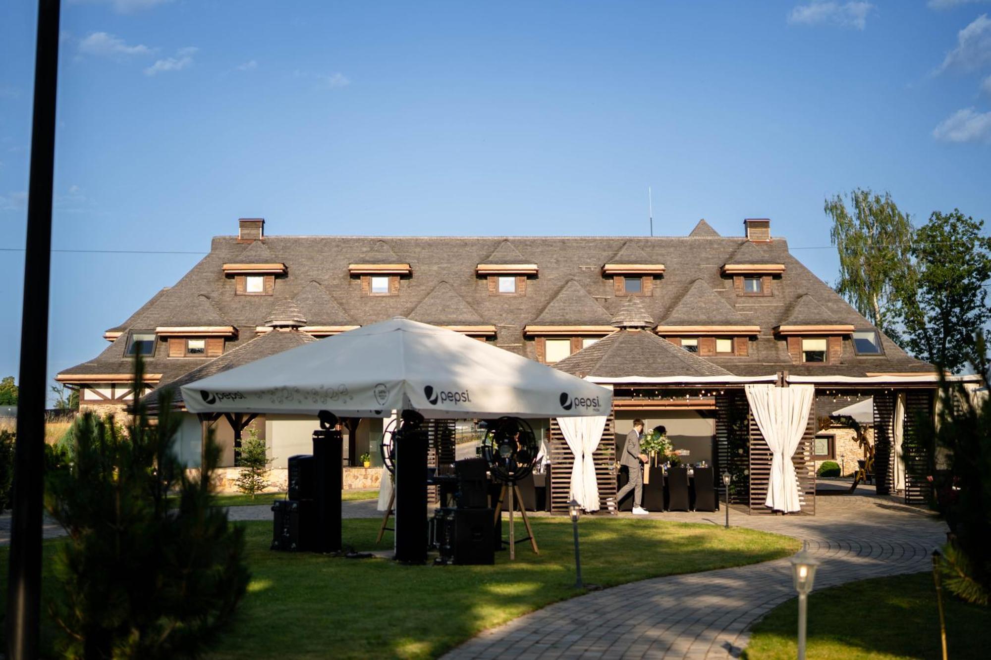 Hotel & Spa **** Kasztel 乌涅尤夫 外观 照片