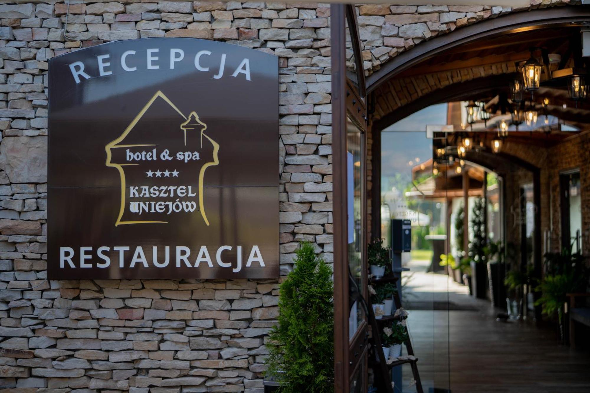 Hotel & Spa **** Kasztel 乌涅尤夫 外观 照片