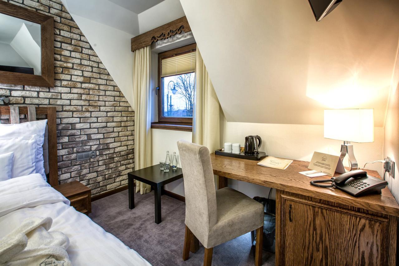 Hotel & Spa **** Kasztel 乌涅尤夫 外观 照片